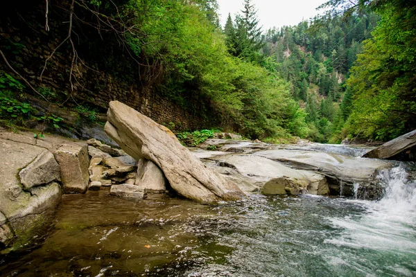 Koude Berg Rivier Wal Met Stenen Helder Water — Stockfoto