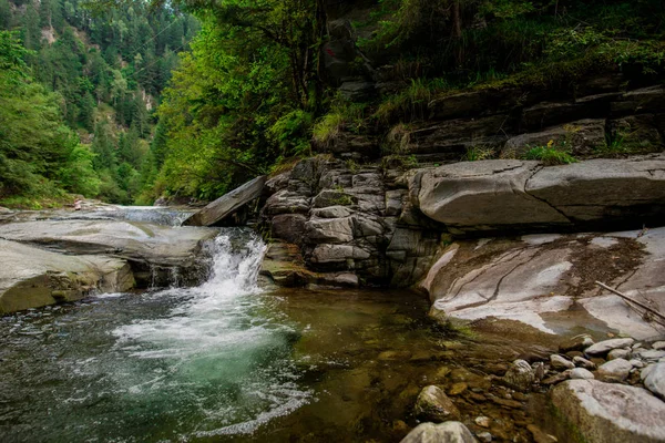 Soğuk Dağ nehir. Taşlarla desteklemek ve berrak su.