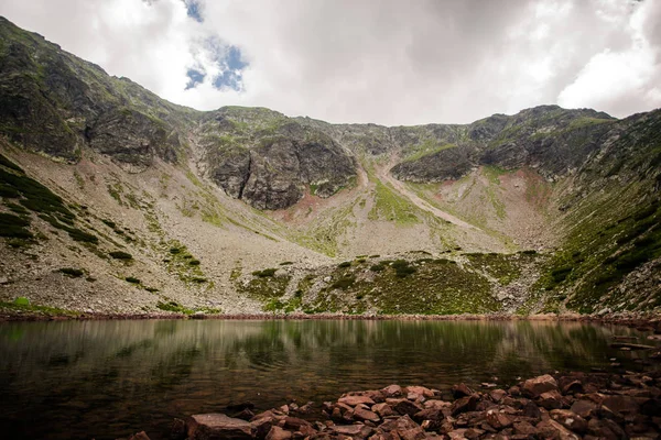 Montanha Lago Com Pedras Vermelhas Água — Fotografia de Stock