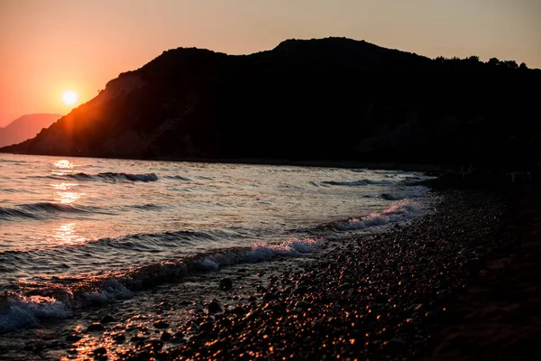 Atardecer Cielo Montañas Olas Agua Mar — Foto de Stock