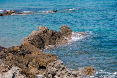 Taşlarla vahşi deniz kıyısı