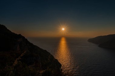 Sahil, sıcak tonları şaşırtıcı günbatımı.