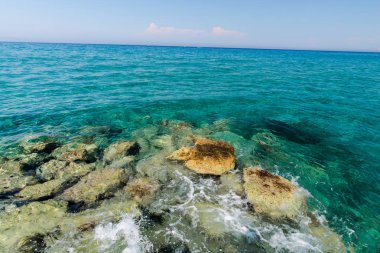 Taşlarla vahşi açık deniz kıyısı