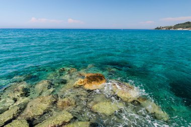 Taşlarla vahşi açık deniz kıyısı