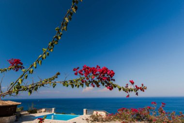 Teras, turkuaz deniz, Yunanistan üzerinden görüntülemek.