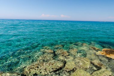 Taşlarla vahşi açık deniz kıyısı