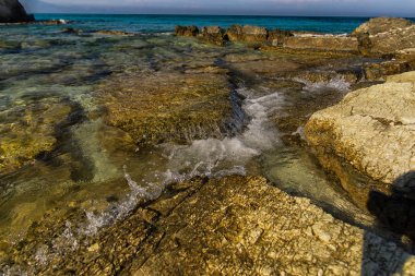 Taşlarla vahşi açık deniz kıyısı