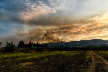 Gün batımında alan ile peyzaj