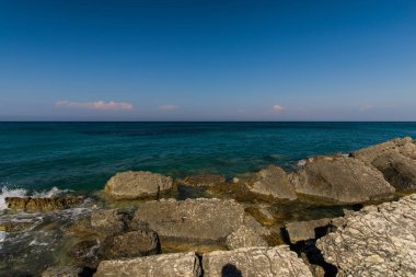 Taşlarla vahşi açık deniz kıyısı