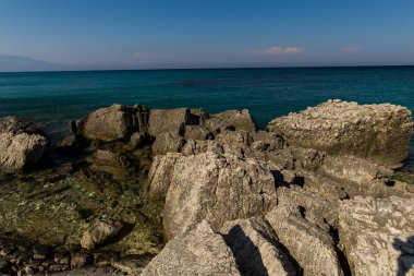 Taşlarla vahşi açık deniz kıyısı