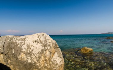 Taşlarla vahşi açık deniz kıyısı