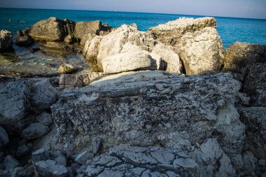 Taşlarla vahşi açık deniz kıyısı