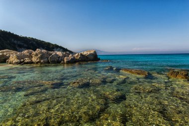 Taşlarla vahşi açık deniz kıyısı