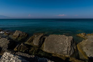 Taşlarla vahşi açık deniz kıyısı