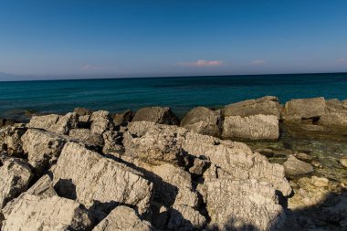 Taşlarla vahşi açık deniz kıyısı