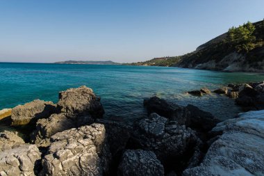 Taşlarla vahşi açık deniz kıyısı