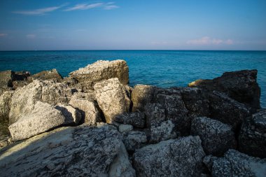 Taşlarla vahşi açık deniz kıyısı