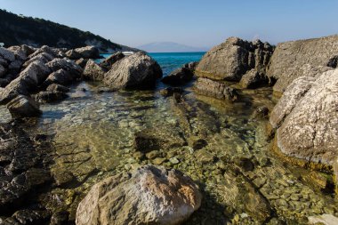 Taşlarla vahşi açık deniz kıyısı