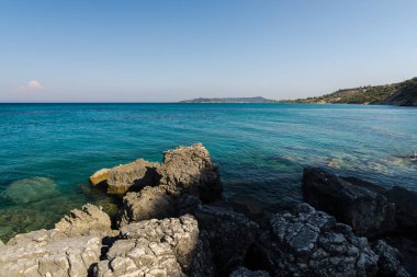 Taşlarla vahşi açık deniz kıyısı