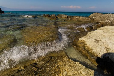 Taşlarla vahşi açık deniz kıyısı