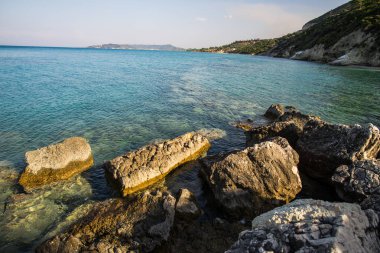 Kayalar, Yunanistan ile açık deniz kıyısı.