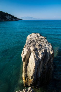 Kayalar, Yunanistan ile açık deniz kıyısı.