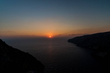 Deniz kenarında, doğal arka plan alacakaranlıkta.