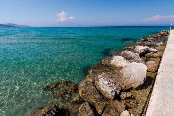 Taşlarla Vahşi Açık Deniz Kıyısı — Stok fotoğraf