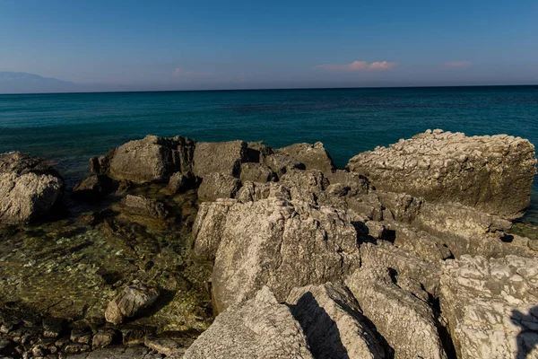 Taşlarla vahşi açık deniz kıyısı