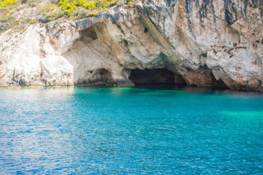 Berrak denizi ile büyük uçurum. Doğal arka plan.