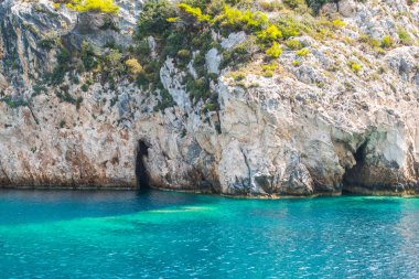 Berrak denizi ile büyük uçurum. Doğal arka plan.