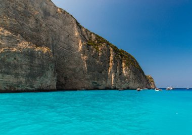 Berrak denizi ile büyük uçurum. Doğal arka plan.