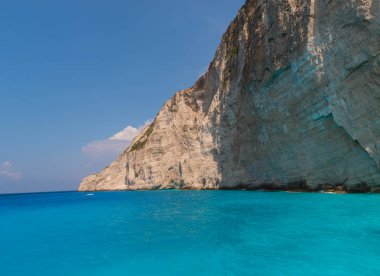 Berrak denizi ile büyük uçurum. Doğal arka plan.