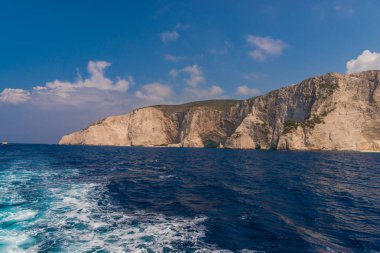 Berrak denizi ile büyük uçurum. Doğal arka plan.
