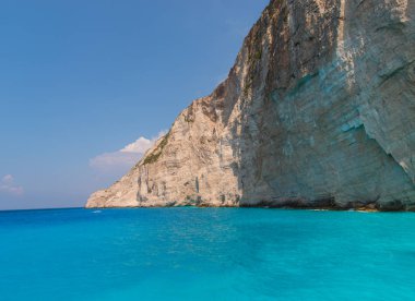 Berrak denizi ile büyük uçurum. Doğal arka plan.