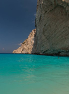 Berrak denizi ile büyük uçurum. Doğal arka plan.