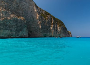 Berrak denizi ile büyük uçurum. Doğal arka plan.