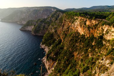 Turkuaz deniz, Yunanistan ile doğal kayalık uçurum.