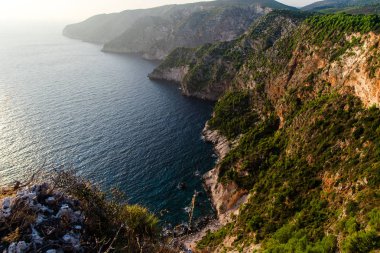 Turkuaz deniz, Yunanistan ile doğal kayalık uçurum.