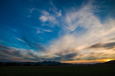 bulutların üzerinde manzara çayır alan Hills ile mavi günbatımı gökyüzü