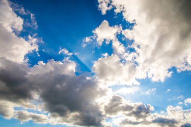 Beyaz bulutlu mavi gökyüzü