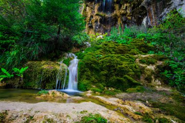 Dağlarda güzel bir şelale