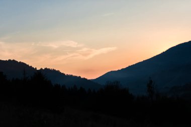 Karanlık Dağ siluet suset arka plan üzerinde