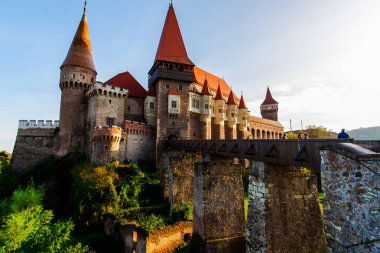 Corvinesti Castle adlı İlkbahar, Romanya