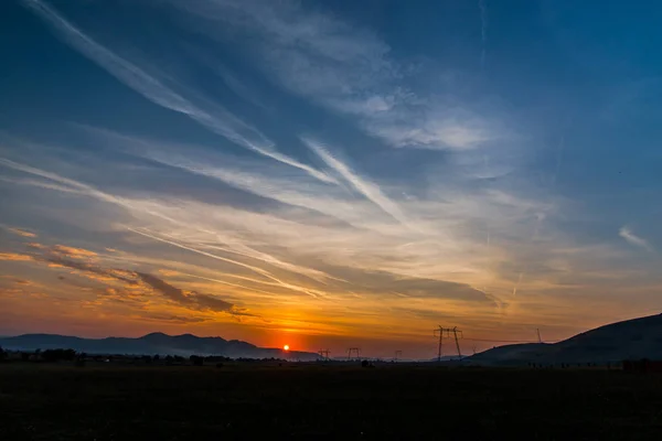 Wiese Der Abenddämmerung Sonnenuntergang Mit Buntem Himmel Und Flauschigen Wolken — Stockfoto
