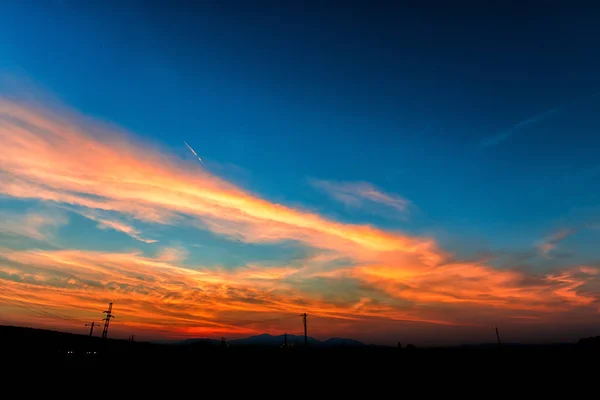 Prairie Crépuscule Coucher Soleil Avec Ciel Coloré Nuages Duveteux — Photo