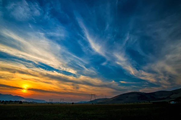 Wiese Der Abenddämmerung Sonnenuntergang Mit Buntem Himmel Und Flauschigen Wolken — Stockfoto