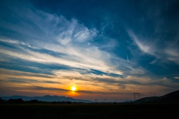 Prado Anoitecer Fundo Pôr Sol Com Céu Colorido Nuvens Fofas — Fotografia de Stock