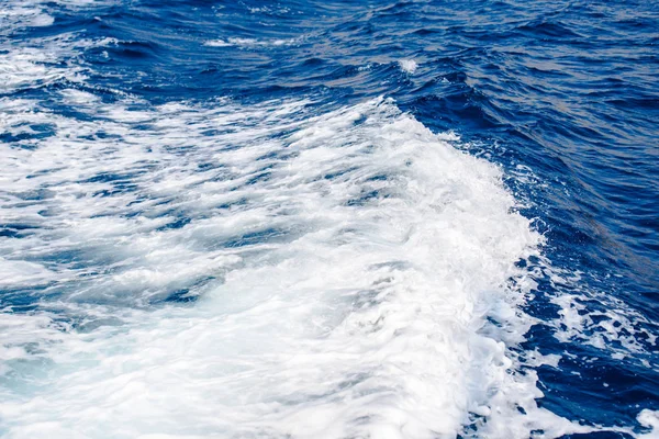 Spur Von Jacht Strahlend Blauer Meeresoberfläche — Stockfoto
