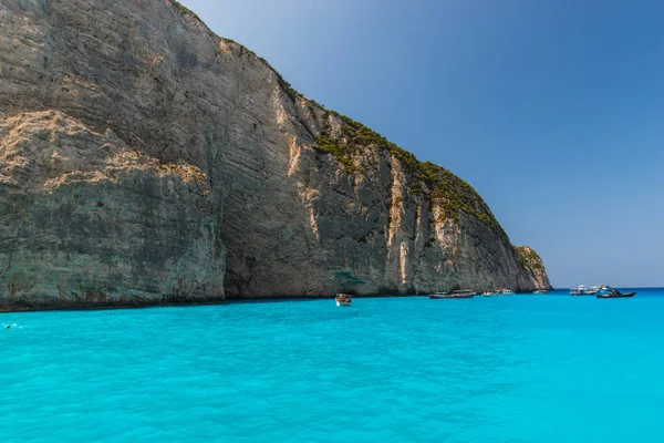 Berrak denizi ile büyük uçurum. Doğal arka plan.